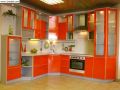 кухня с фасадами морковного цвета